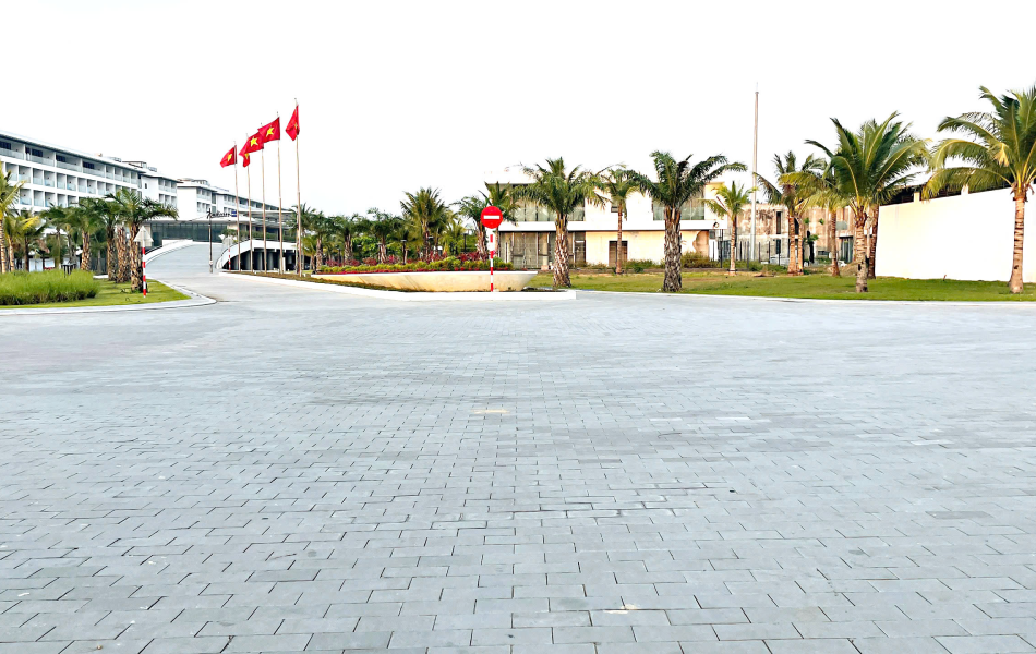 Đ&aacute; Bazan đốt mặt