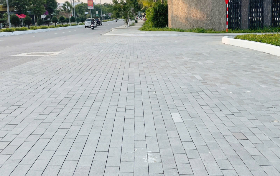 Đ&aacute; Bazan đốt mặt